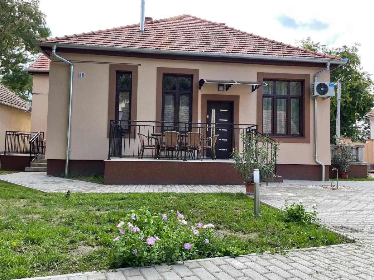 Kovacs Apartmanhaz Kiskunhalas Exterior photo