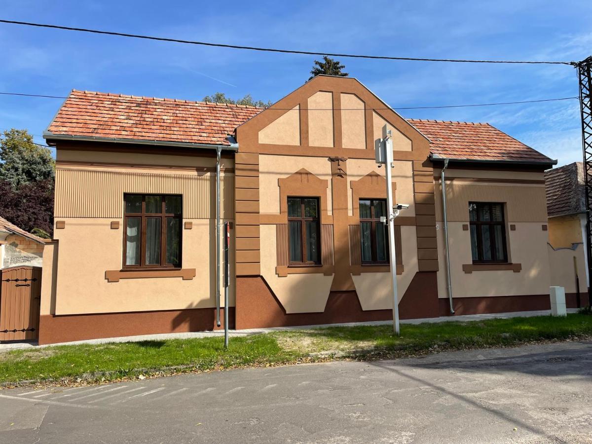 Kovacs Apartmanhaz Kiskunhalas Exterior photo